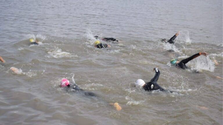 Tapes sedia festival de natação na Lagoa dos Patos