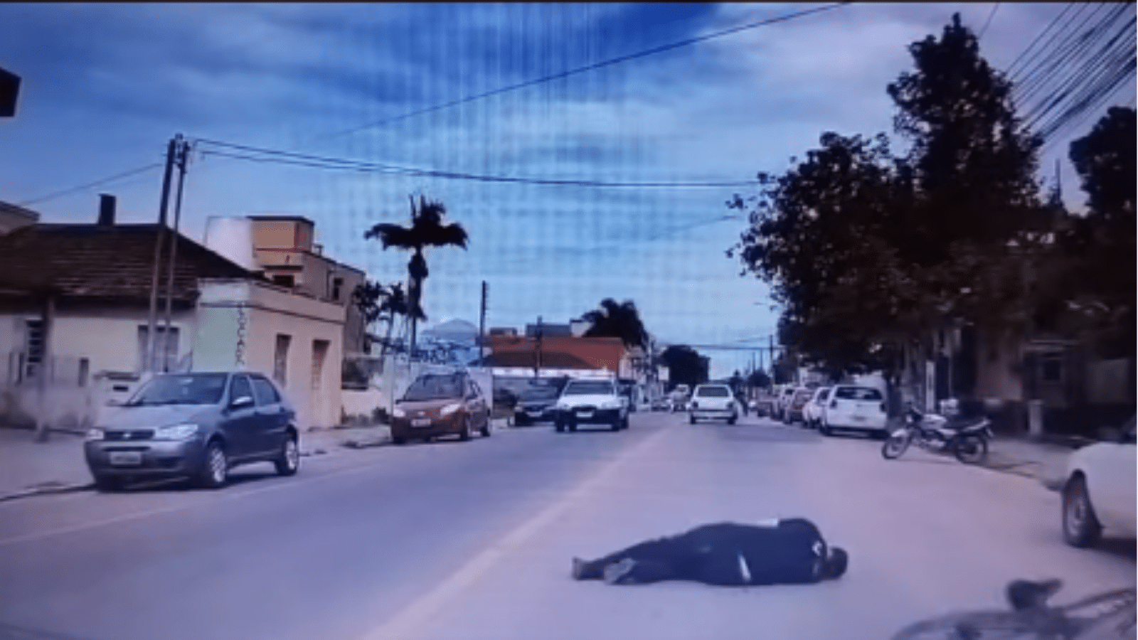 VÍDEO: Ciclista é derrubado após motorista abrir porta de carro em Camaquã. Foto: Reprodução