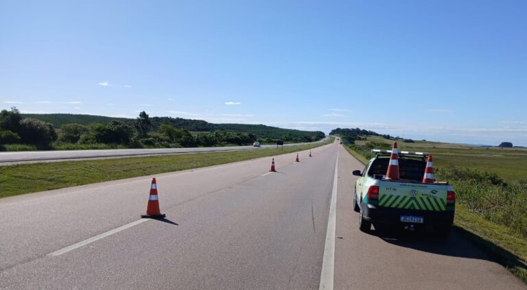 BR-116 tem bloqueio total para a retirada de caminhão tombado em Cristal