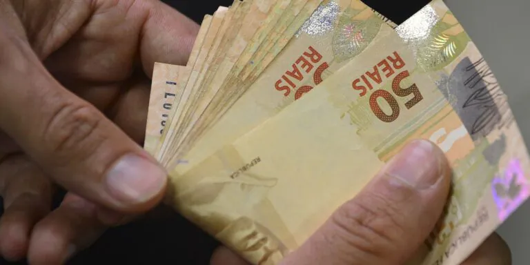 Caixa libera abono salarial para nascidos em maio e junho