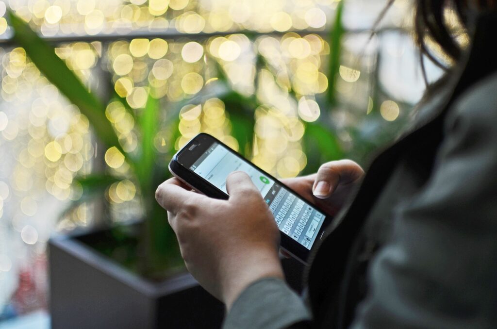 WhatsApp emite alerta para usuários