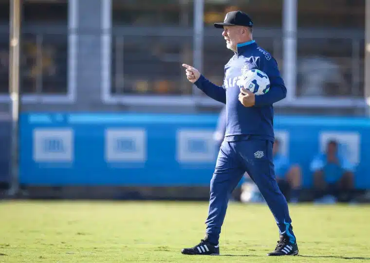 Grêmio busca reação contra Santos sob pressão da torcida