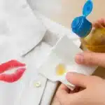 Como remover manchas de batom da roupa sem deixar resíduo