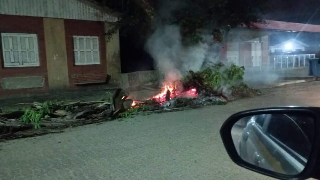 Vídeo: vândalo coloca fogo em entulho em Arambaré