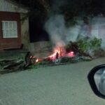 Vídeo: vândalo coloca fogo em entulho em Arambaré