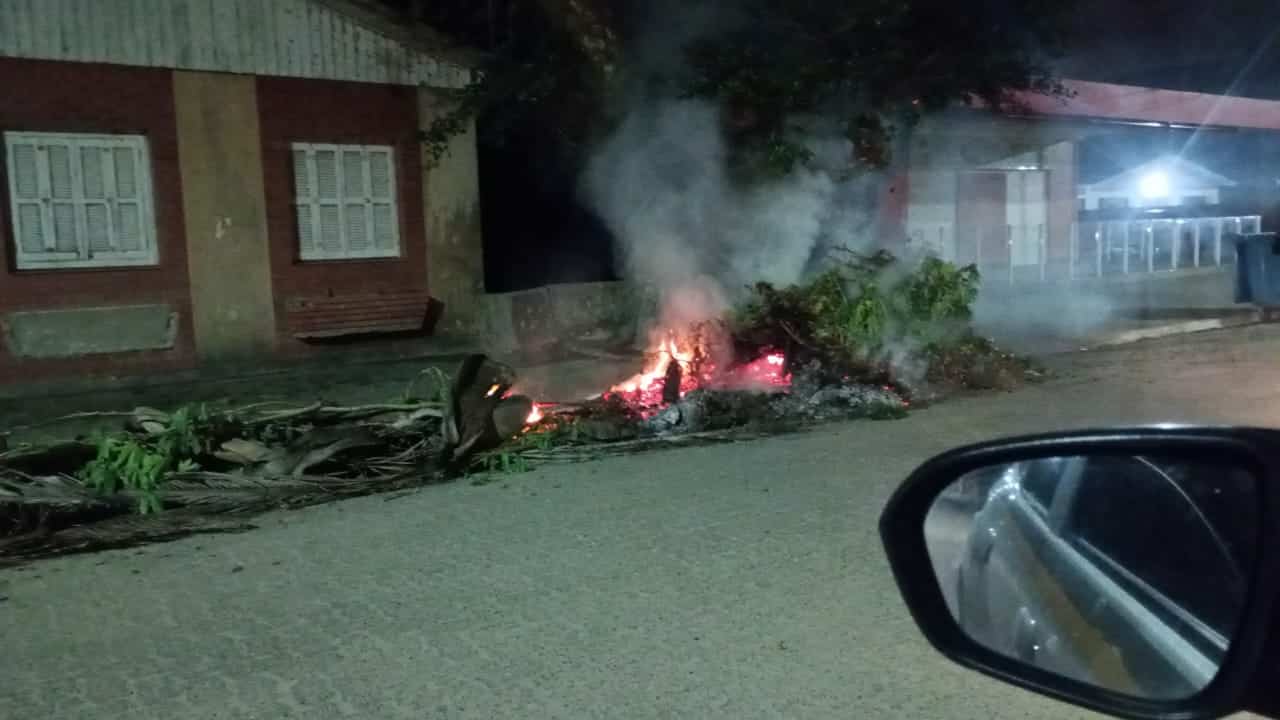 Vídeo: vândalo coloca fogo em entulho em Arambaré
