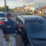 PRF prende foragido após fuga em carro clonado em Sapucaia do Sul