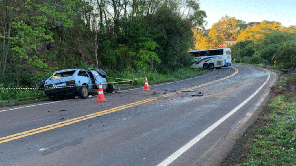 Acidente entre carro e ônibus mata quatro jovens na RS-404, em Rondinha