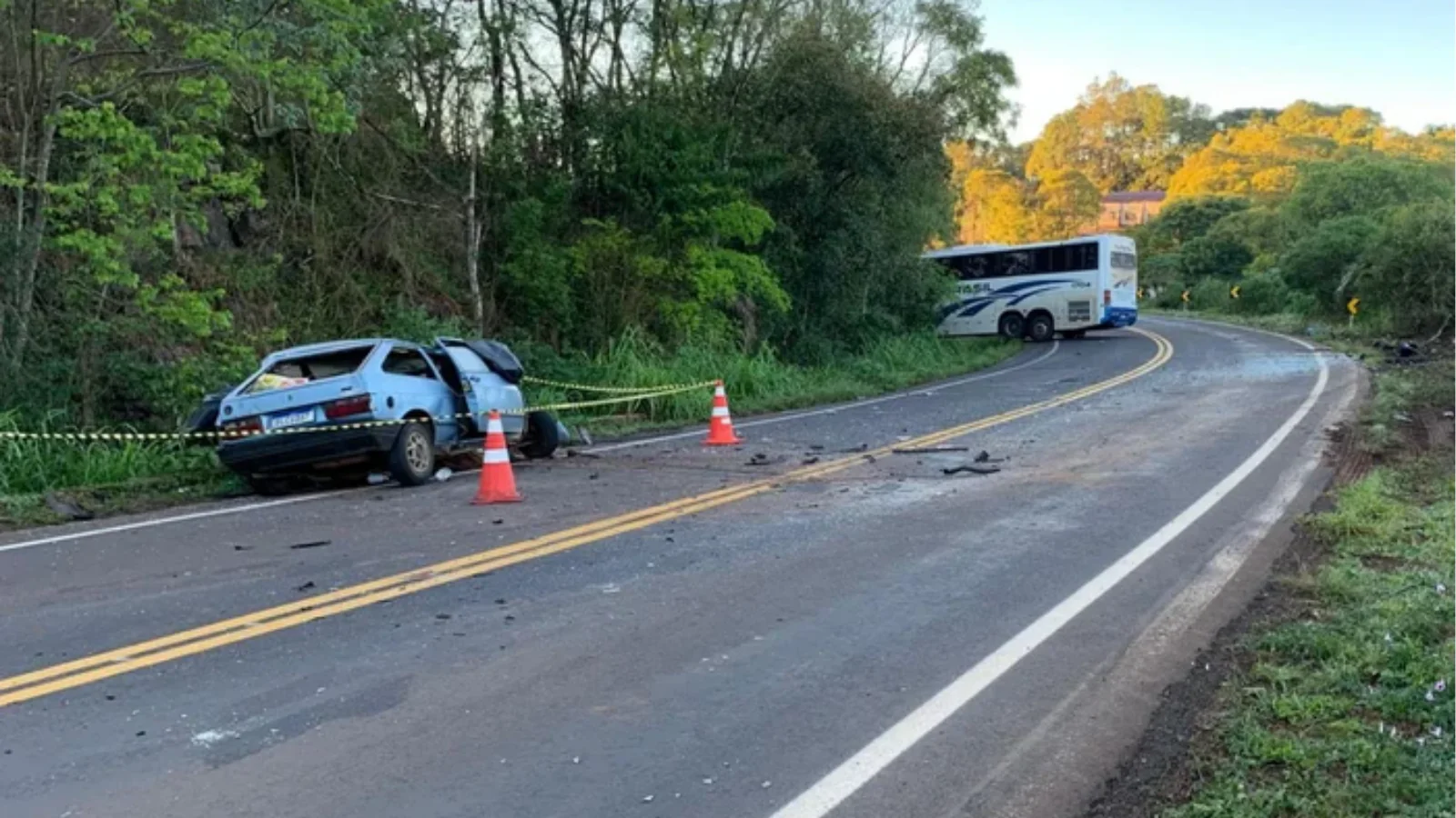 Acidente entre carro e ônibus mata quatro jovens na RS-404, em Rondinha