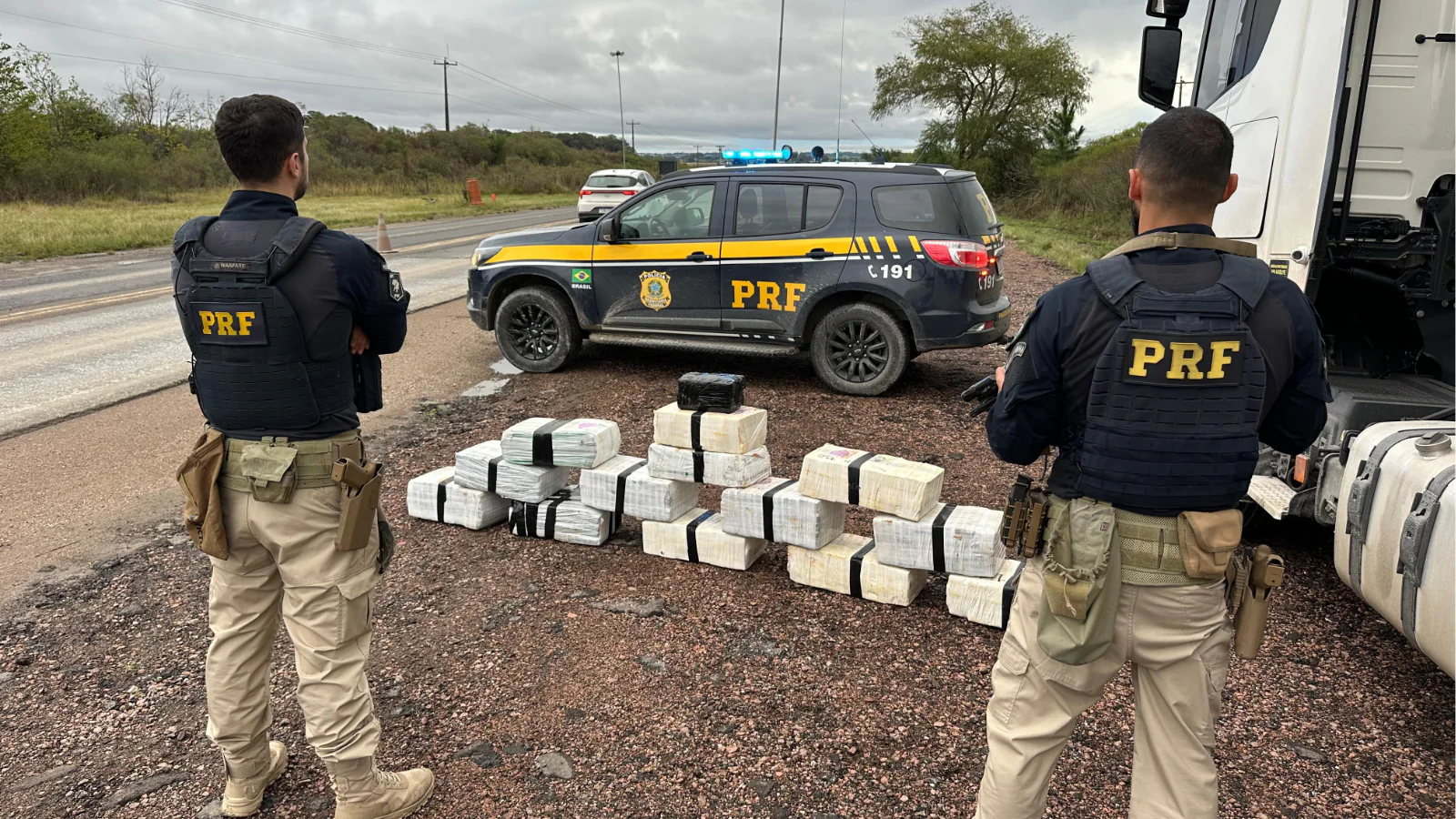 PRF prende dois homens e realiza a maior apreensão de drogas do ano em Bagé