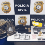 Drogas e uniformes falsos: polícia faz apreensão e prende mulher em flagrante em Canoas