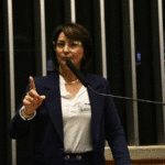 Fábia Richter discursa no Congresso Federal em solenidade pelo Mês da Enfermagem
