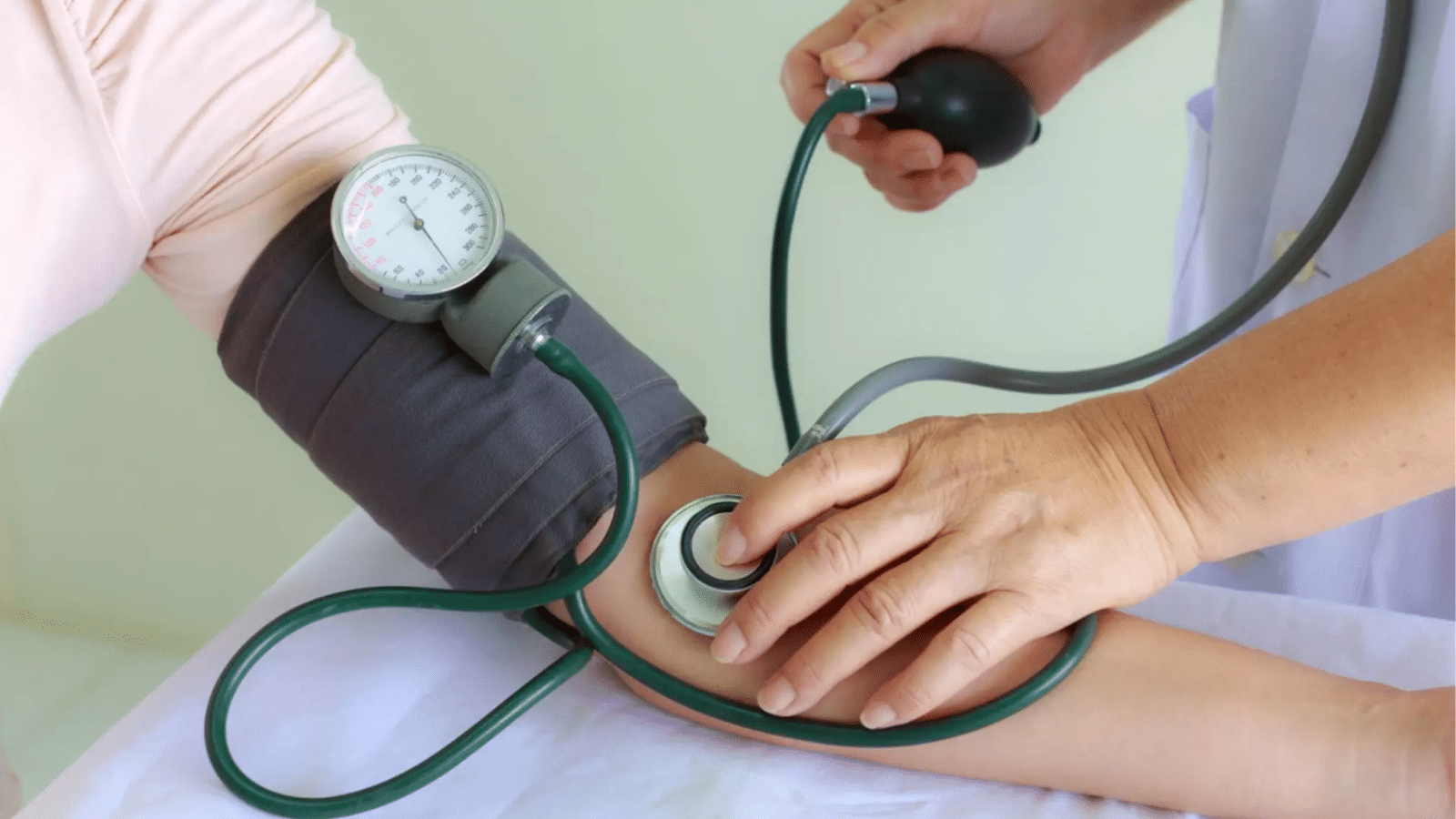 Frio pode elevar a pressão arterial: cardiologista Mônica Suso alerta para cuidados essenciais
