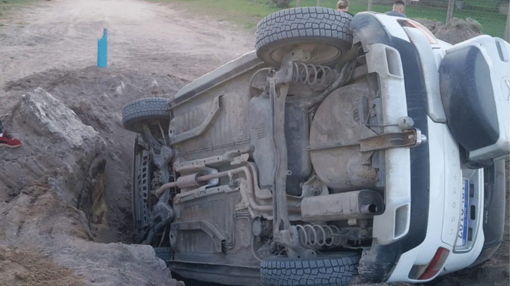 Carro cai em buraco de obra da Prefeitura de Arambaré. Foto: Ouvinte Acústica FM