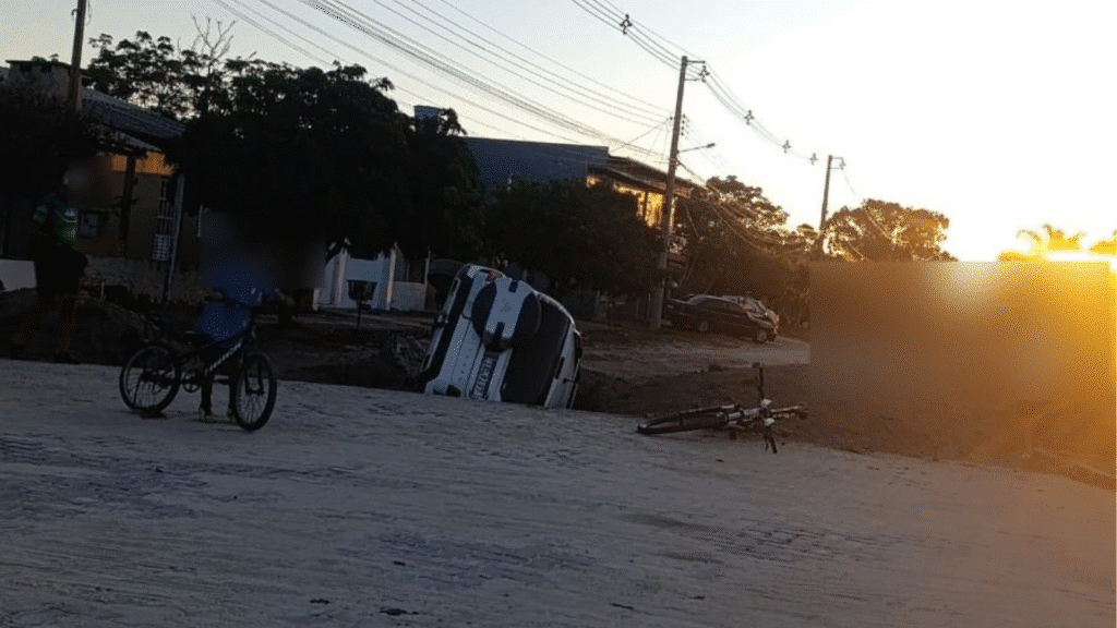 Carro cai em buraco de obra da Prefeitura de Arambaré