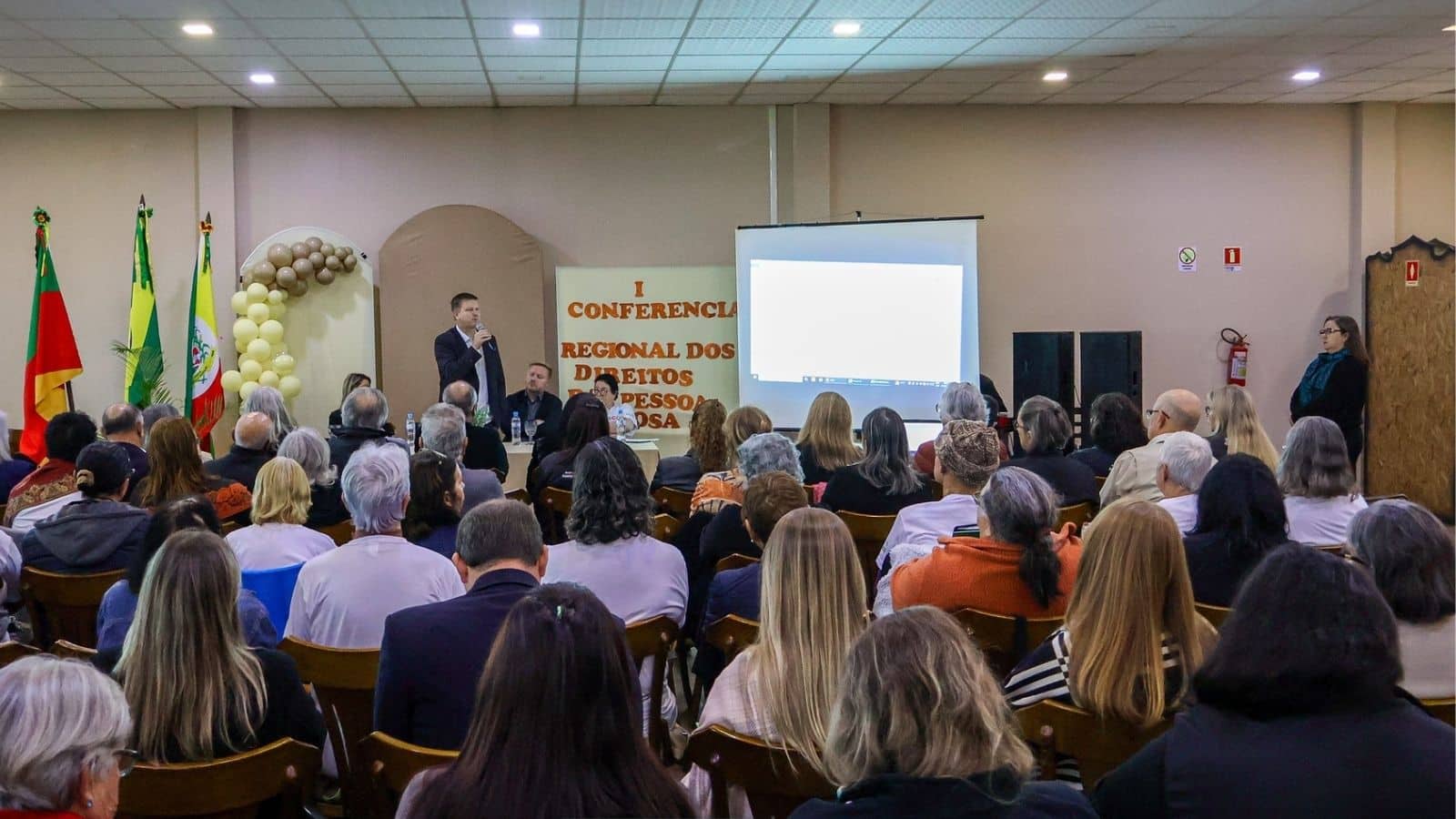 Cristal sedia conferência regional sobre direitos do idoso