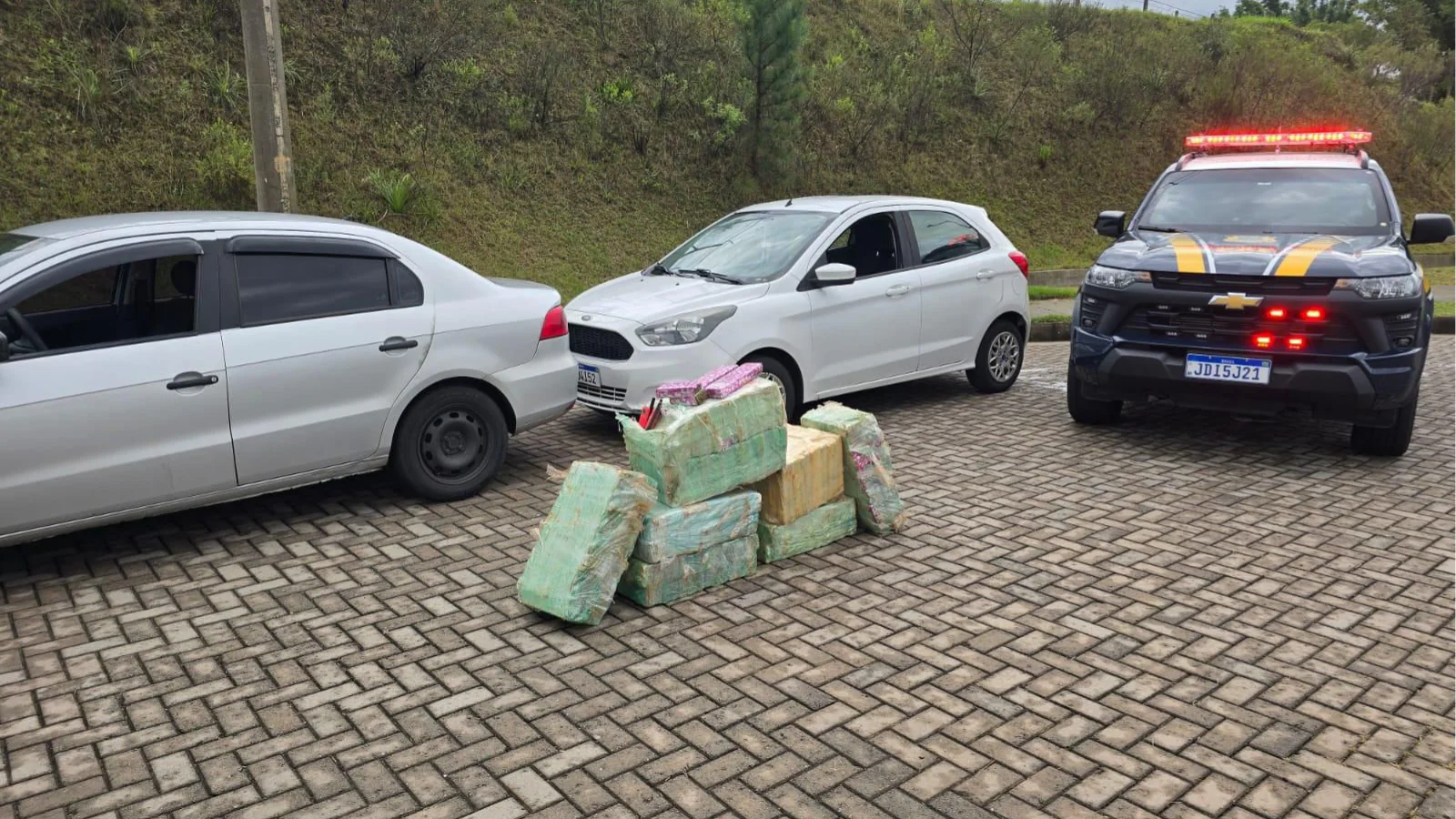 PRF prende dois traficantes com mais de 200 quilos de maconha em Gravataí