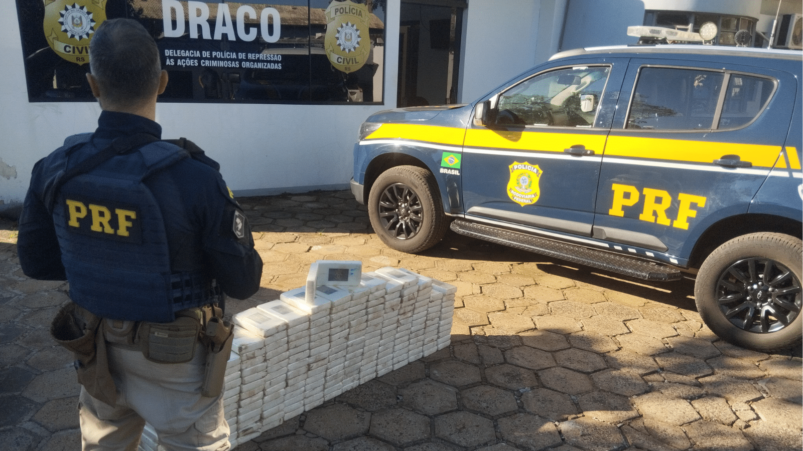 PRF apreende 212 quilos de cocaína com estrangeiros em Bossoroca-RS