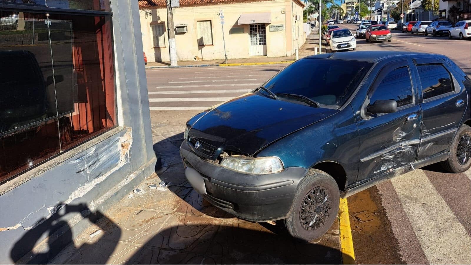 Carro invade calçada e colide contra prédio em Camaquã