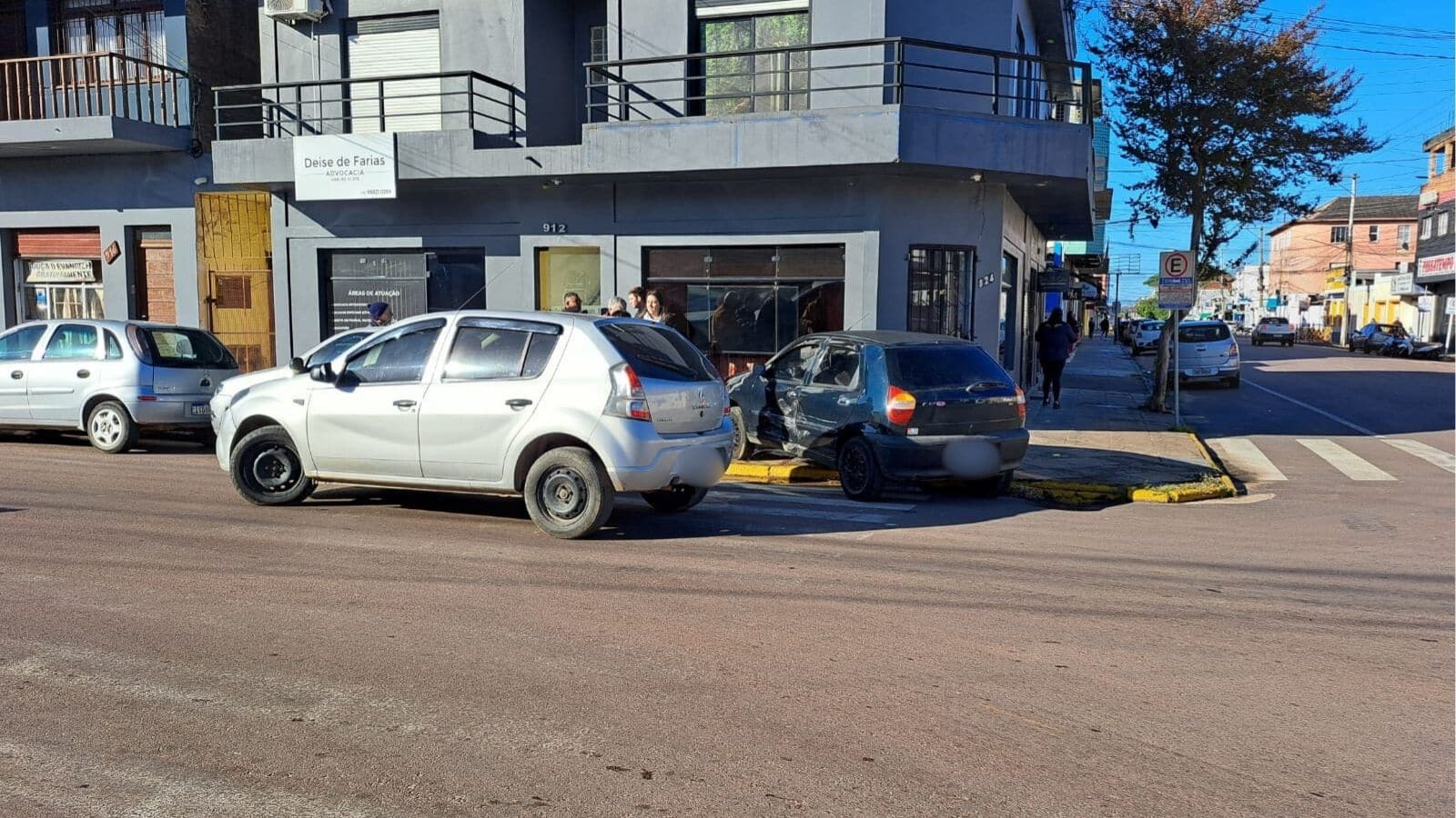 Carro invade calçada e colide contra prédio em Camaquã