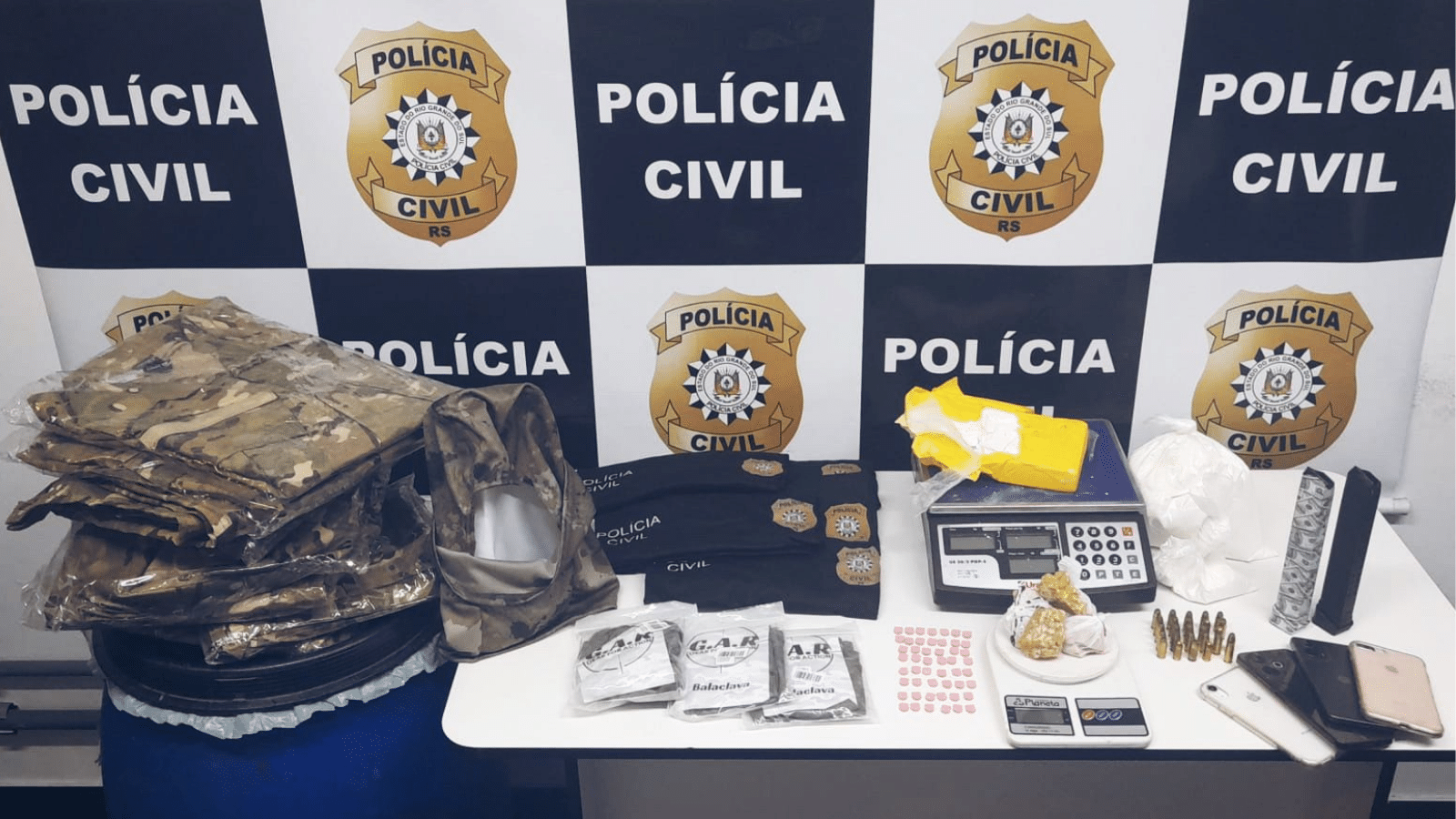 Drogas e uniformes falsos: polícia faz apreensão e prende mulher em flagrante em Canoas