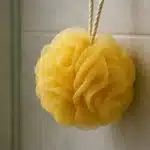 Você está deixando sua esponja de banho virar um criadouro de bactérias e nem imagina
