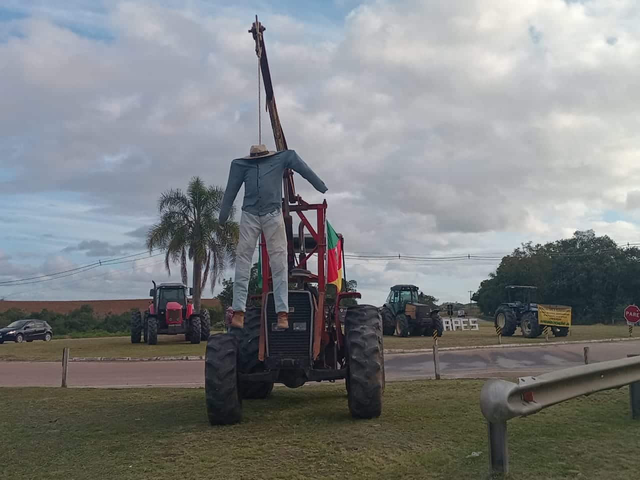 Agricultores realizam protesto em Tapes por renegociação de dívidas com o governo federal. Fábio Lima | Acústica FM