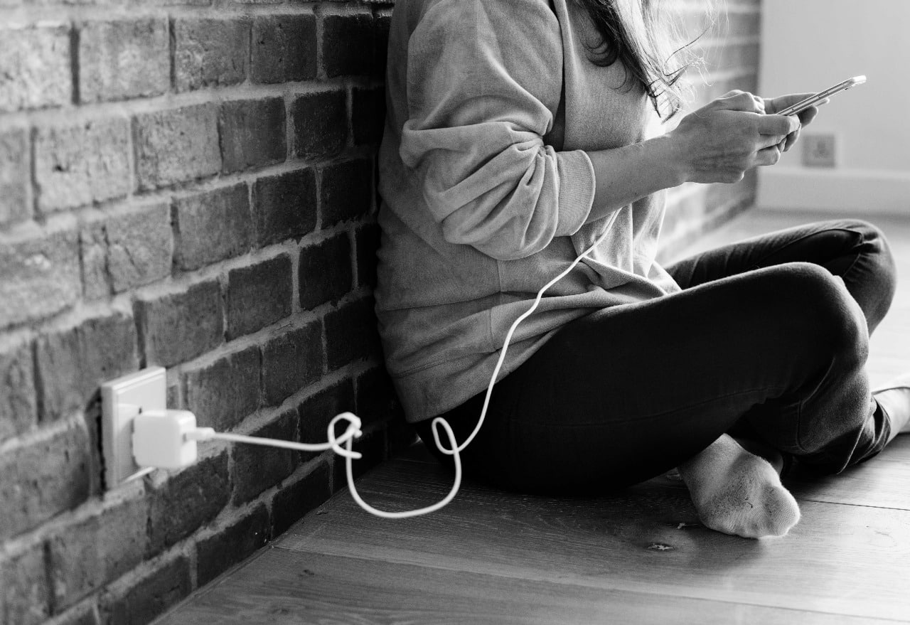 Riscos e perigos: saiba como evitar acidentes com celulares na tomada