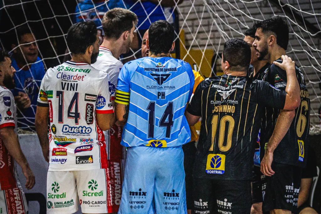 Vélez Camaquã Protesta Contra Violência e Arbitragem na LNF