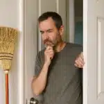 A verdade sobre a vassoura atrás da porta e a energia ruim, segundo o Feng Shui