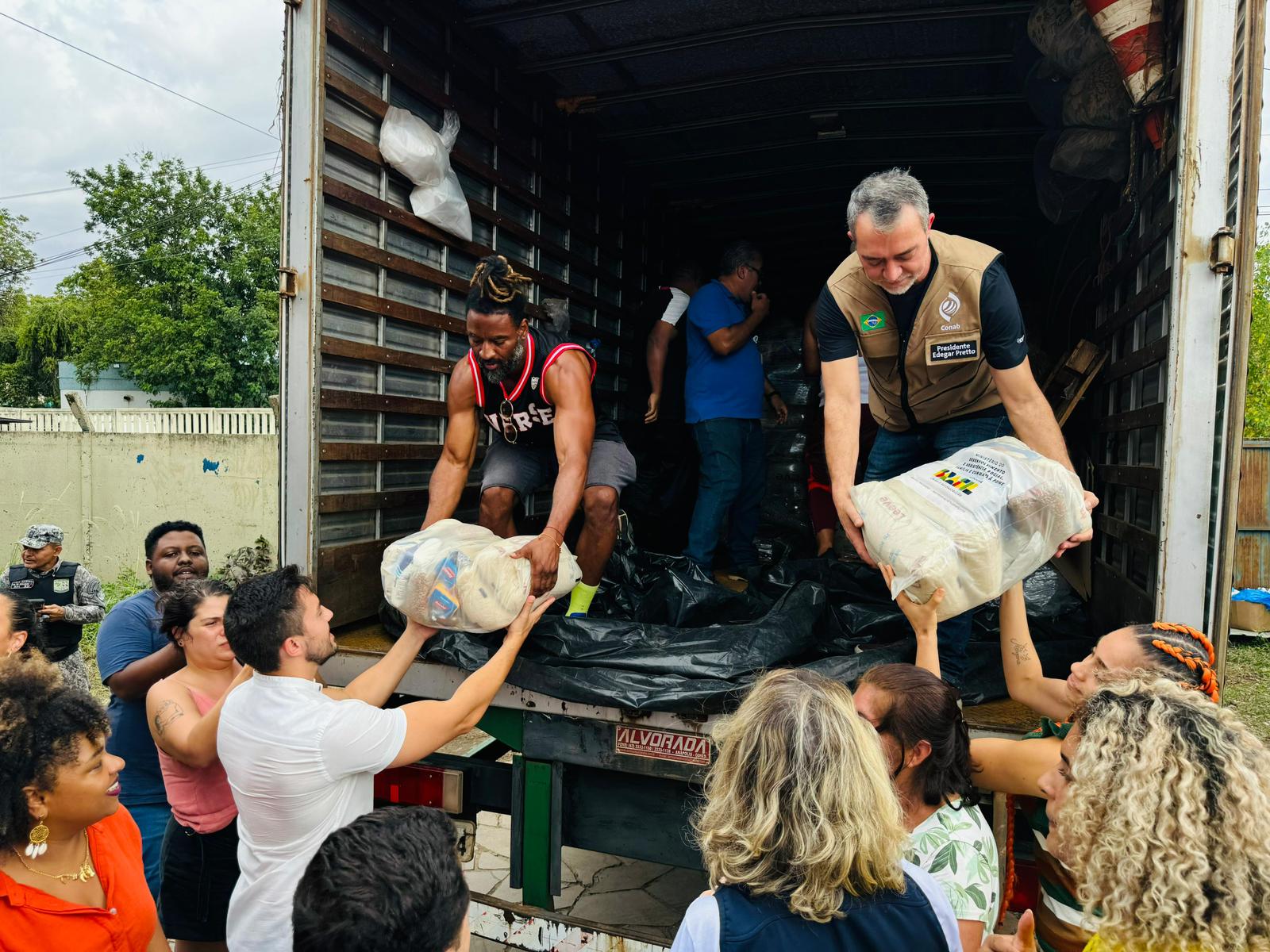 Conab começa a doar alimentos para atingidos pelas enchentes no Rio Grande do Sul