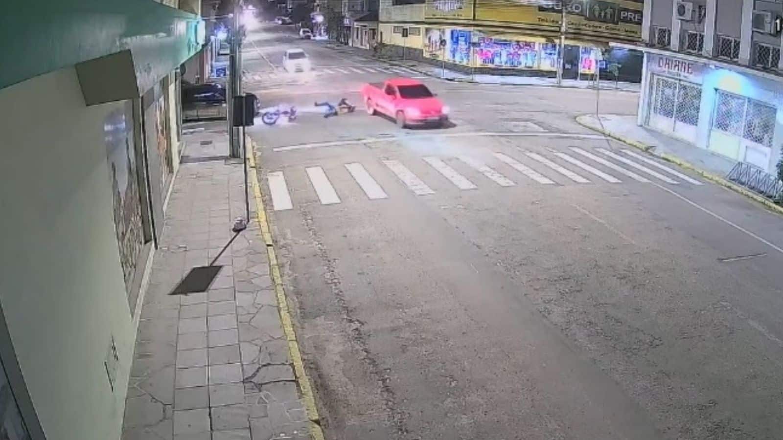 Motorista foge após acidente com duas pessoas feridas em Camaquã