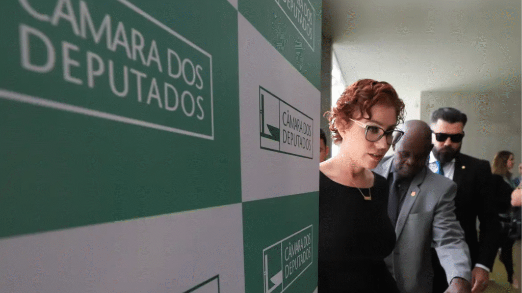 STF julga recurso de Carla Zambelli para anular condenação