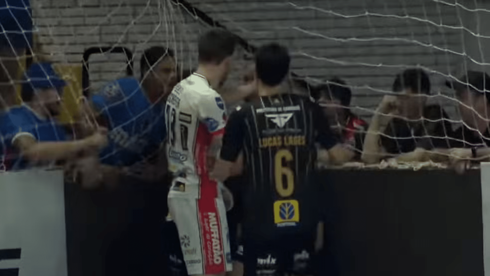 Cascavel é punido após torcedores tentarem agredir jogador do Vélez Camaquã