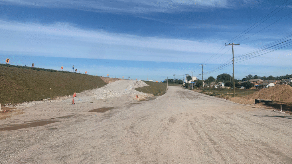 Obras de construção de vias laterais avançam às margens da BR-116 em Camaquã