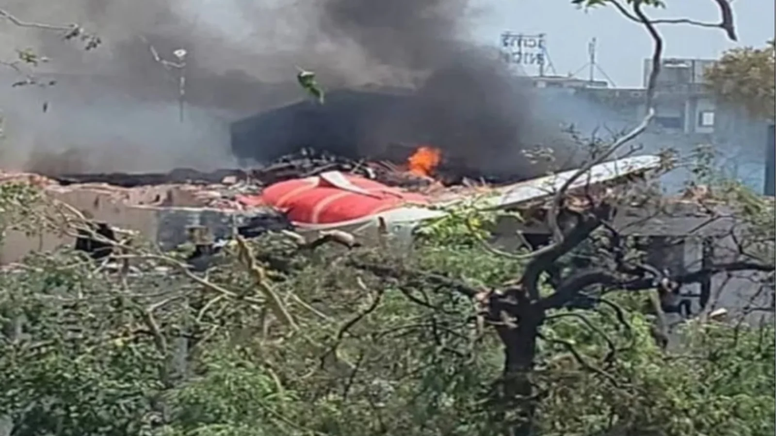 Avião com 242 passageiros cai perto de aeroporto na Índia
