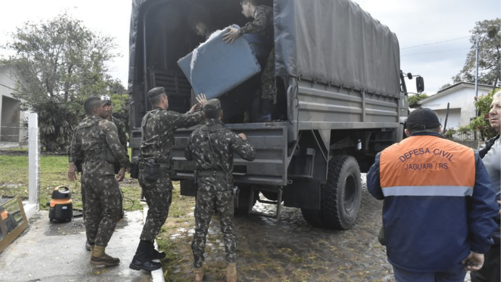 Exército distribui alimentos e retira moradores de áreas alagadas no Rio Grande do Sul
