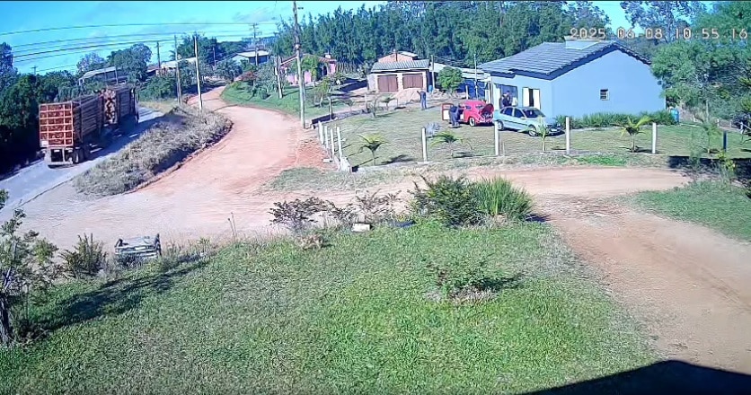 Acidente: motorista tem ferimentos durante tombamento de carreta em Chuvisca