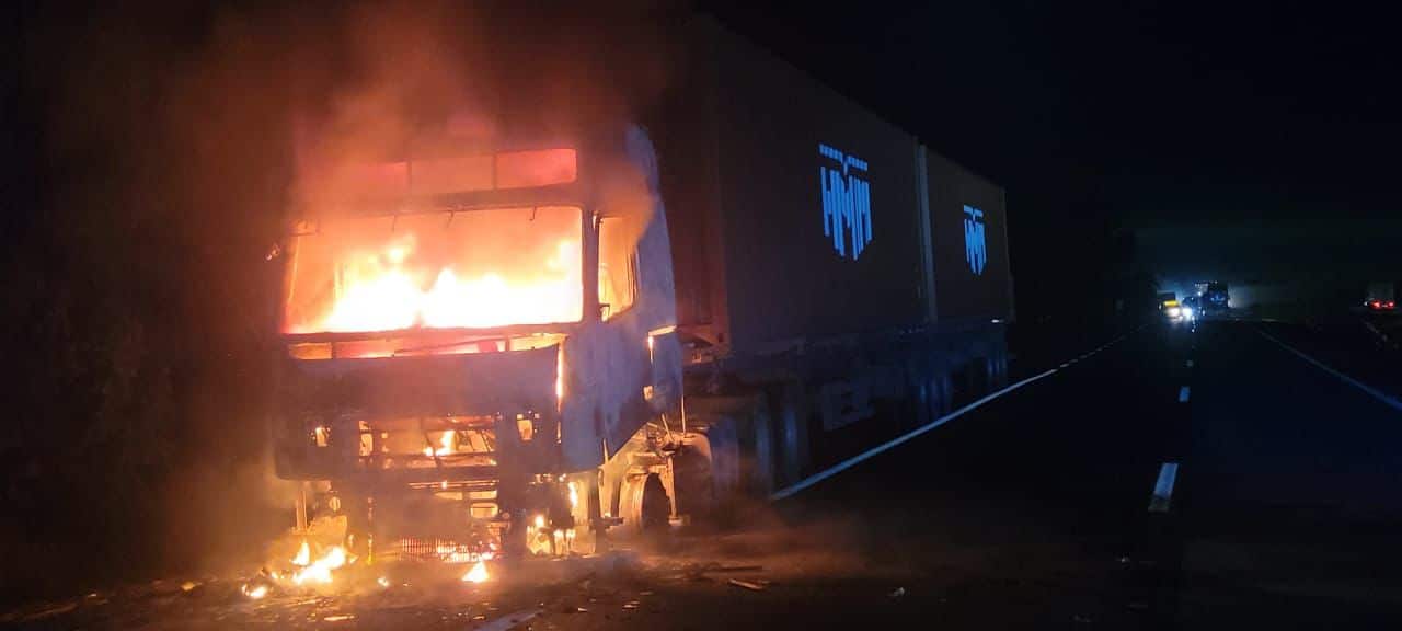 Carreta incendeia e gera bloqueio no trânsito em Rio Grande