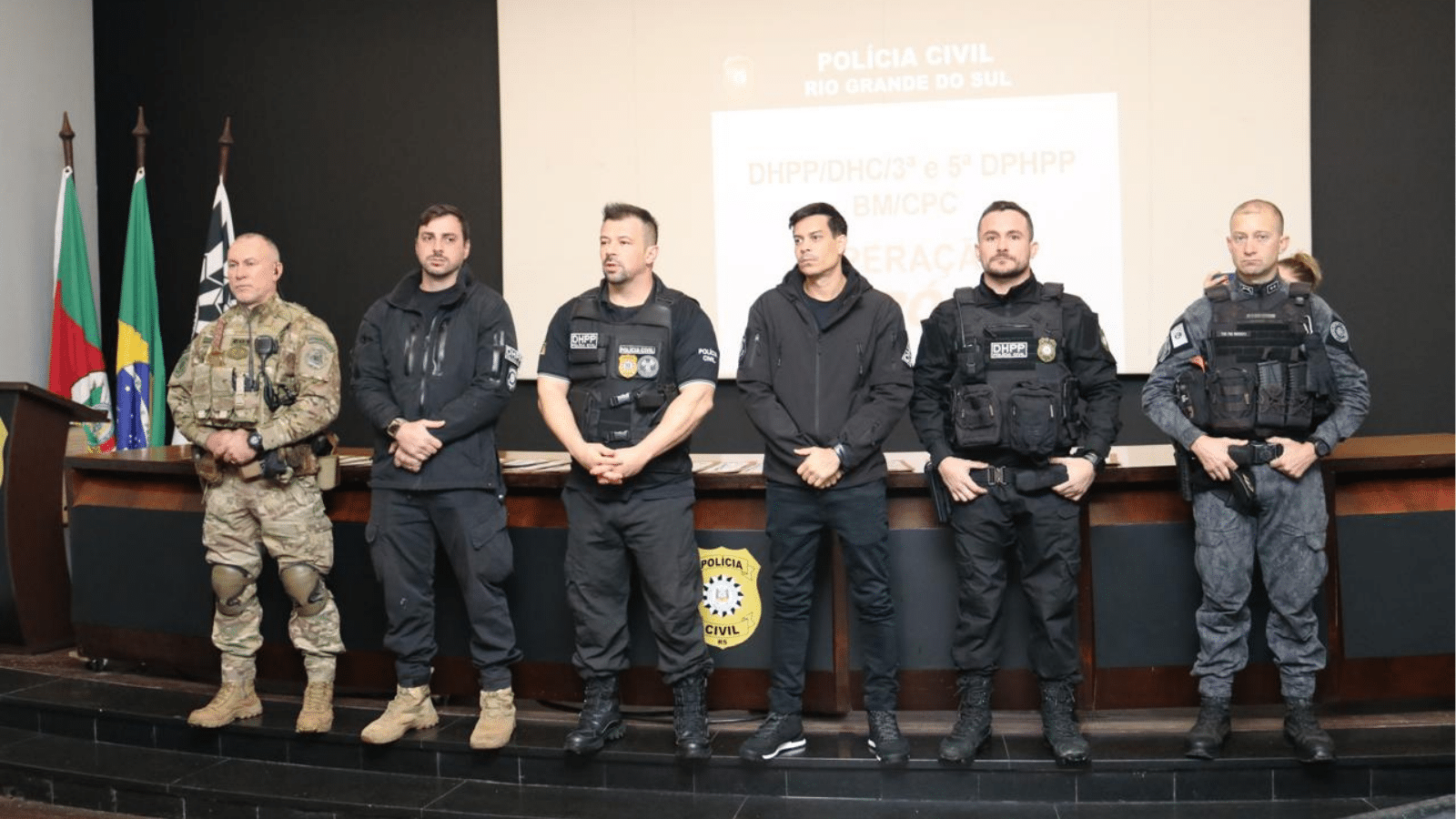 Na manhã desta terça-feira (22), a Polícia Civil, em conjunto com a Brigada Militar, deflagrou a Operação Espólio, visando desarticular estruturas de organizações criminosas atuantes no Rio Grande do Sul, com foco na zona norte de Porto Alegre. A ação, coordenada pelas 3ª e 5ª Delegacias de Homicídios e Proteção à Pessoa (DPHPP) da capital, cumpriu 51 ordens judiciais em Porto Alegre, Canoas, Cachoeirinha e Osório, incluindo 18 mandados de prisão preventiva e 33 de busca e apreensão. Até o momento, 12 pessoas foram presas.