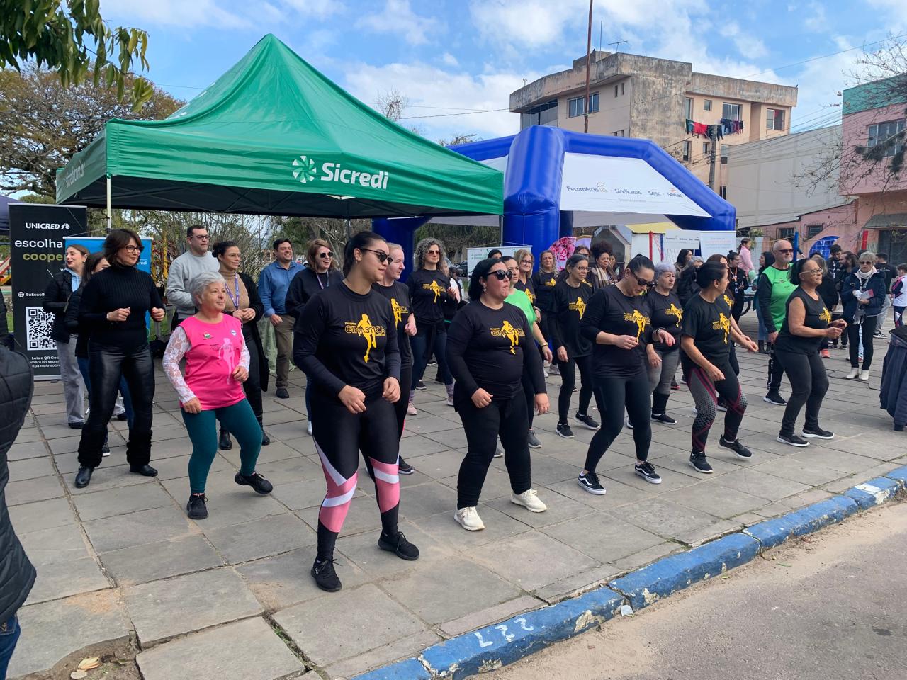 Cooperativas de Camaquã realizam Dia de Cooperar na Praça Zeca Netto