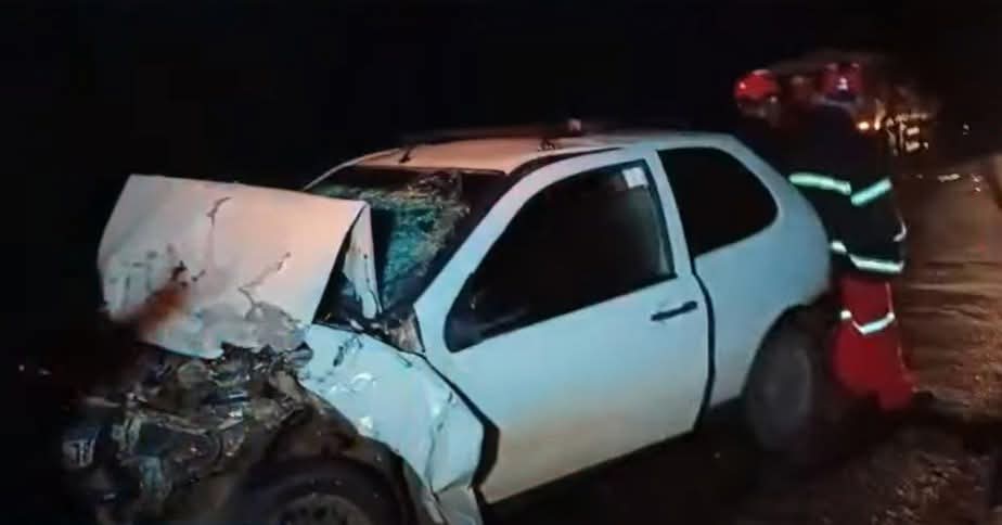 Colisão frontal entre caminhão e Palio deixa duas vítimas graves na BR-290