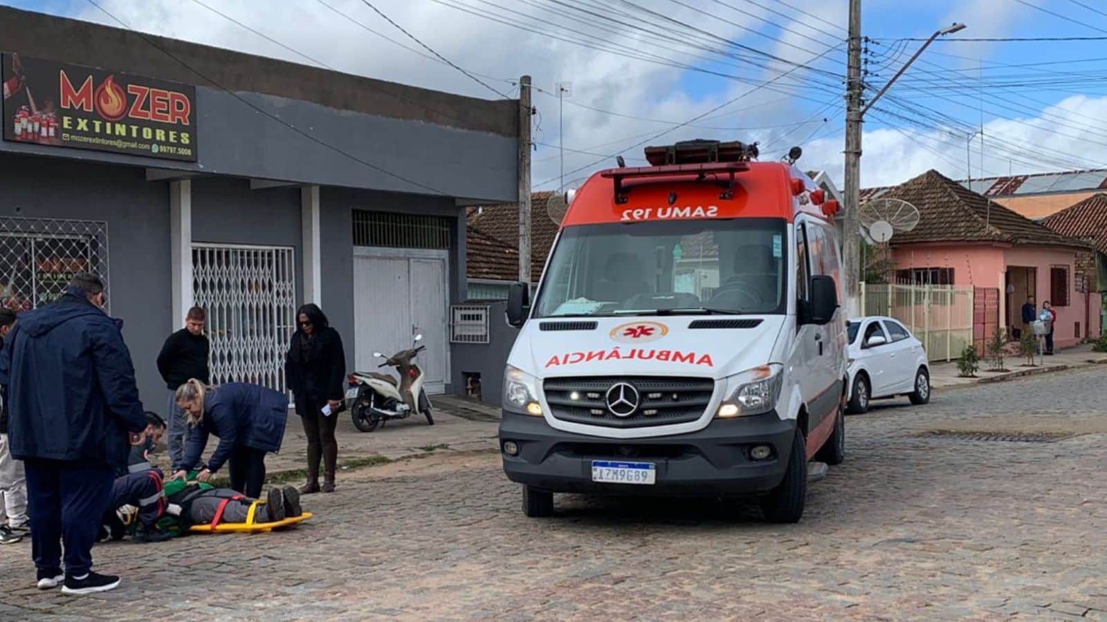 Motociclista fica ferida ao colidir com cachorro em Camaquã