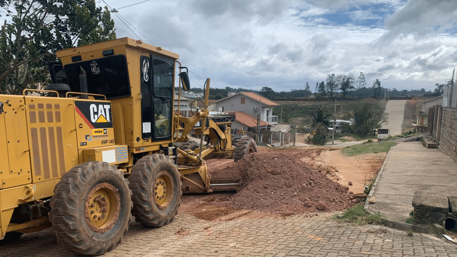Prefeitura de Camaquã realiza patrolamento e cascalhamento no bairro Dona Tereza