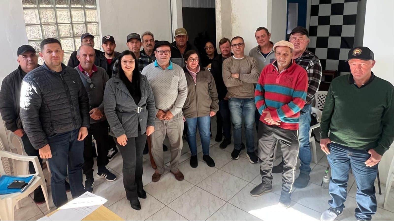 Grupo de pescadores artesanais com registro relata preocupação com proibição da atividade econômica. Foto: Divulgação/Redes Sociais.