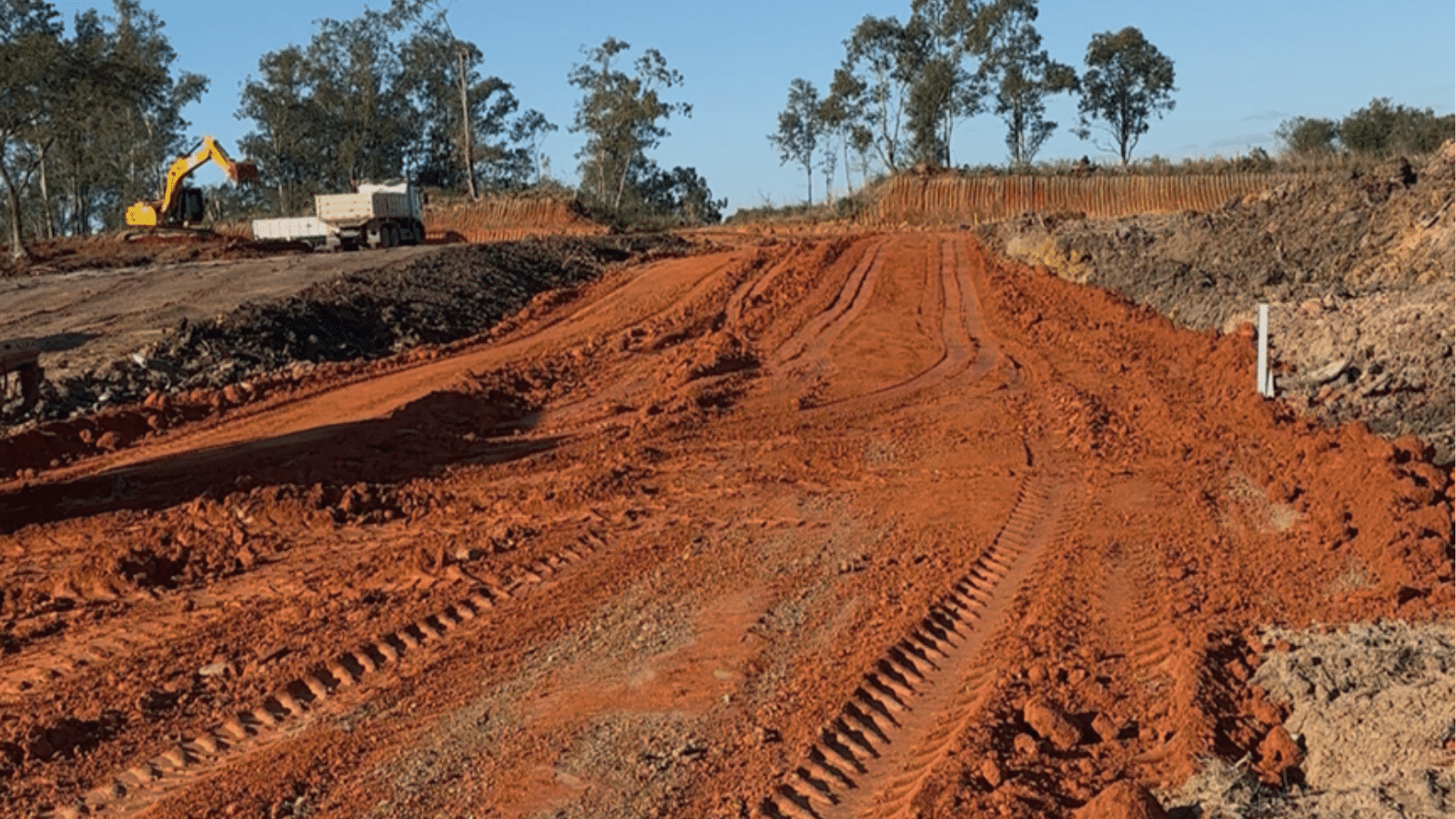 Terraplanagem em andamento para construção de 60 casas populares. Foto: Prefeitura Municipal/Divulgação.