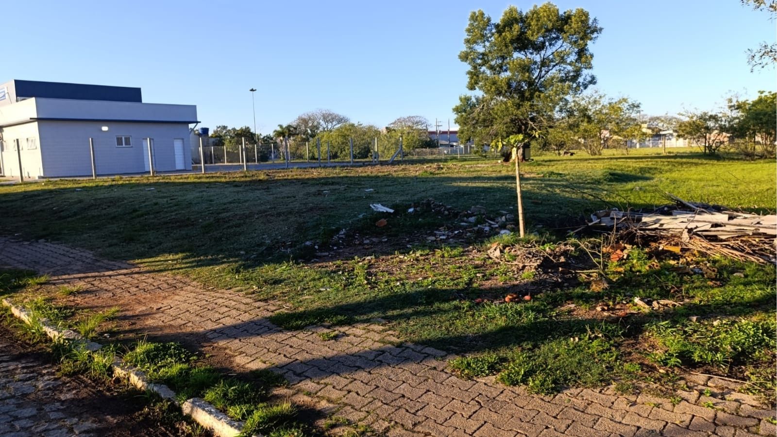 Prefeitura pretende construir SAICA ao lado da UBS, sem interferir no campo de futebol da Cohab. Foto: Pablo Bierhals/Rádio Acústica FM.
