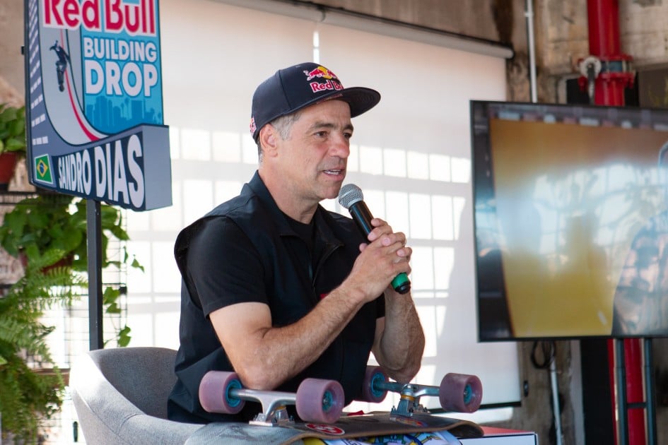 Sandro Dias comentou a ideia antiga de descer de skate o prédio do Caff e a importância da segurança. Foto: João Pedro Rodrigues/Secom.