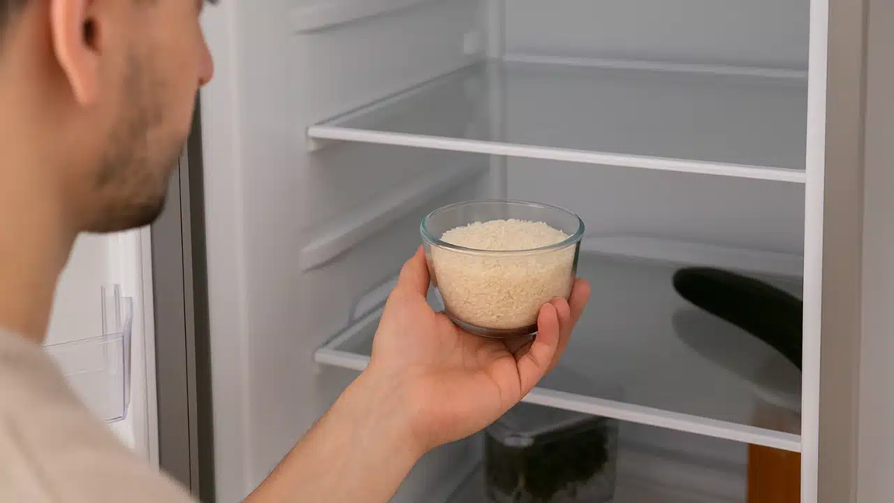 Donas de casa estão usando arroz cru para eliminar odores da geladeira — entenda