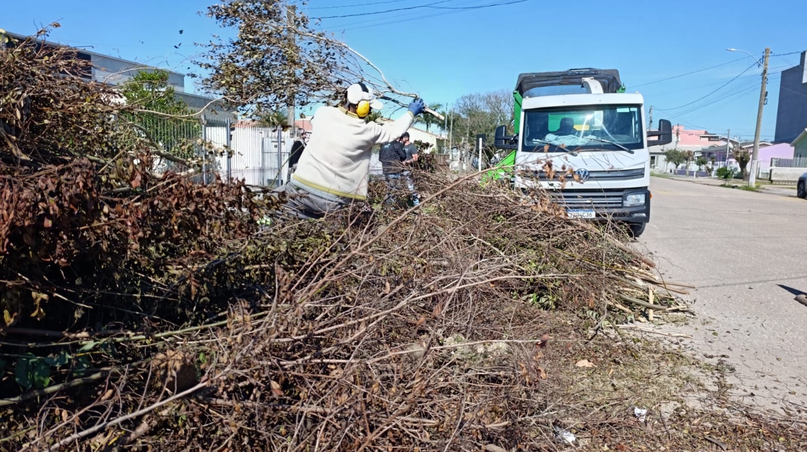 Camaquã inicia testes de caminhão "papa-podas" para triturar galhos. Foto: Divulgação/Prefeitura de Camaquã.